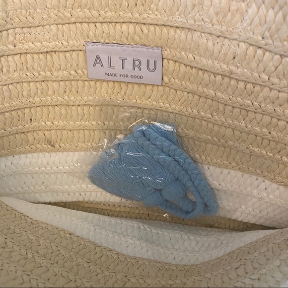 ALTRU Neutral Striped Straw Tote with Tassel NEW - Picture 2 of 7